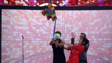 Àngel Llàcer sorprende a Lolita con una espectacular piñata cubana 