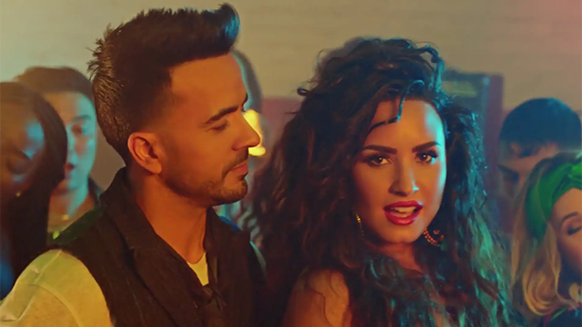 Luis Fonsi y Demi Lovato en 'Échame la culpa'