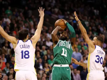 Kyrie Irving lanza a canasta ante Curry y Casspi Kyrie Irving lanza a canasta ante Curry y Casspi