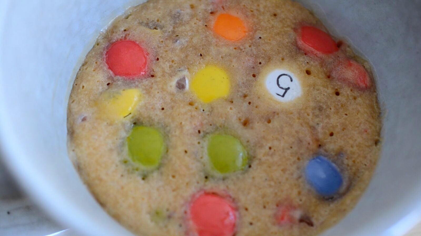Galleta a la taza con lacasitos ¡Y EN MICROONDAS!