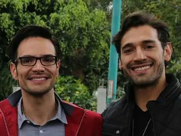 Los actores que interpretan a la pareja gay en 'Papá a toda madre' Los actores que interpretan a la pareja gay en 'Papá a toda madre'