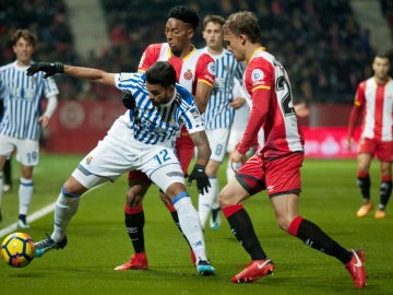 Willian José, ante dos jugadores del Girona