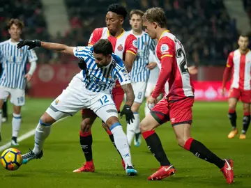 Willian José, ante dos jugadores del Girona Willian José, ante dos jugadores del Girona
