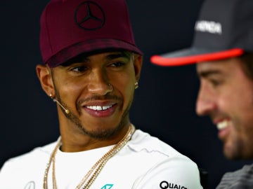 Hamilton se ríe con Alonso