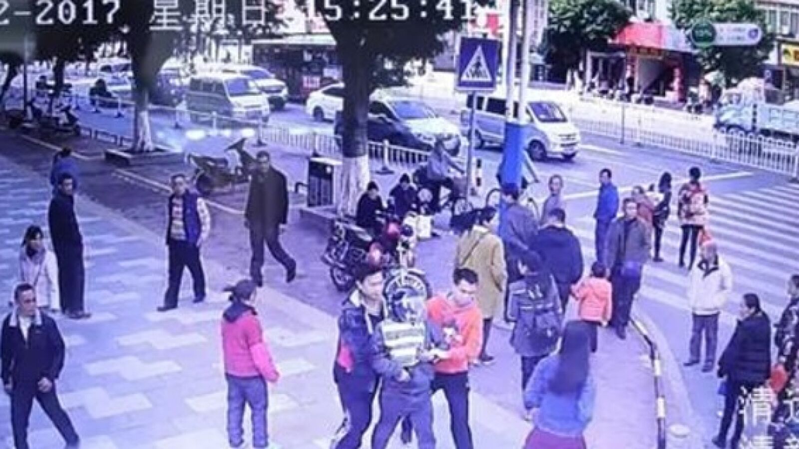 Un padre encuentra a su hijo de cinco años secuestrado jugando en una plaza pública mientras estaba de compras en China