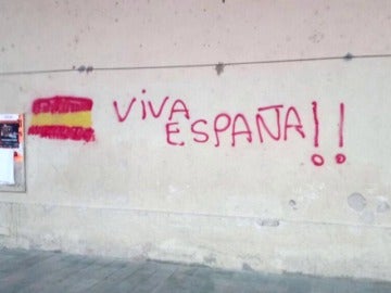 Pintan banderas de España en los pasos de cebra 