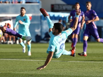 Luis Suárez trata de rematar un balón