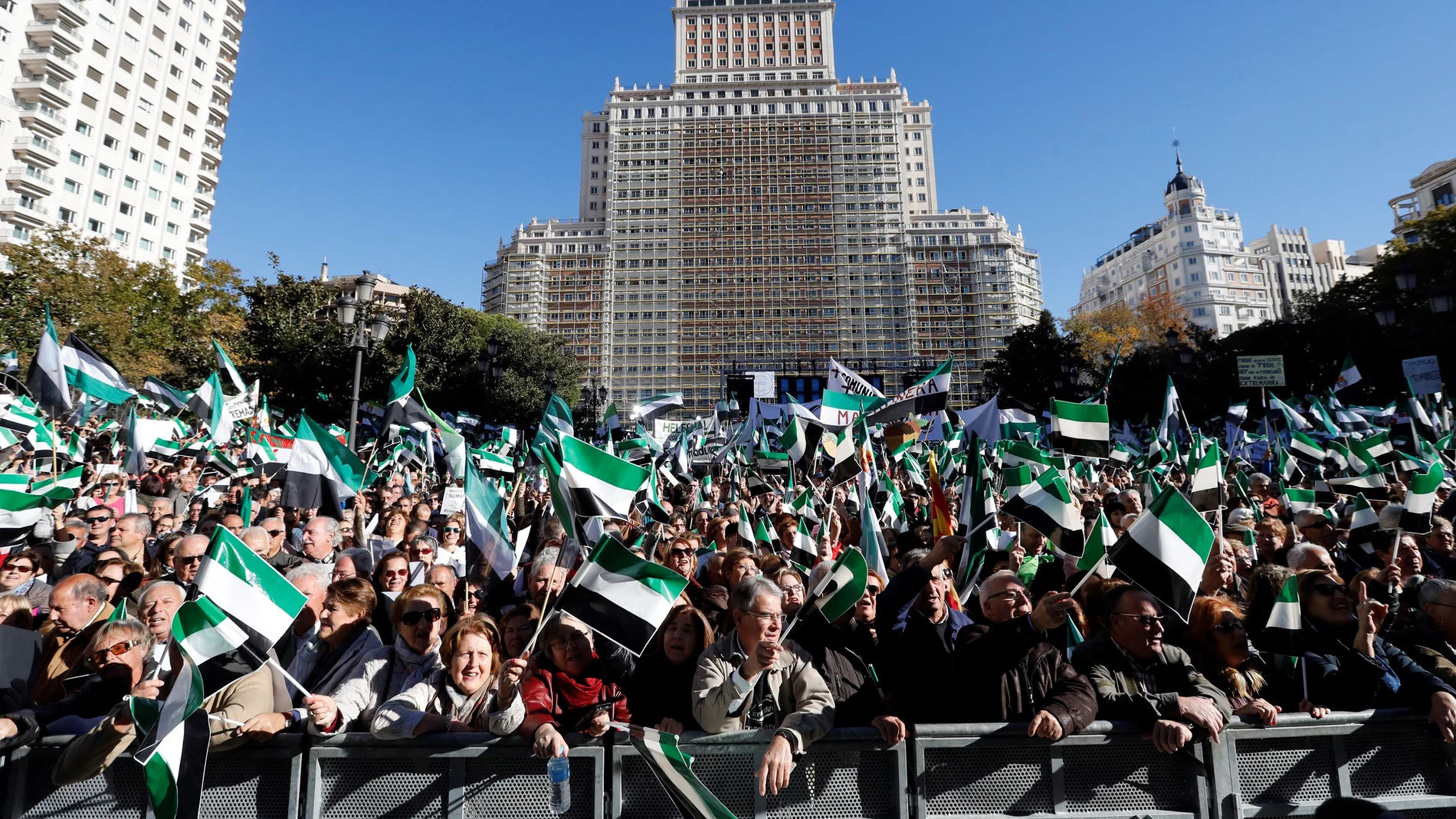 La sociedad extremeña protagoniza una manifestación en Madrid, con una voz única y reivindicativa por "un tren digno ya" La sociedad extremeña protagoniza una manifestación en Madrid, con una voz única y reivindicativa por "un tren digno ya"