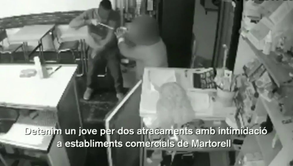  Detienen en Martorell a un joven de 19 años que cometió dos robos armado con un cuchillo de cocina