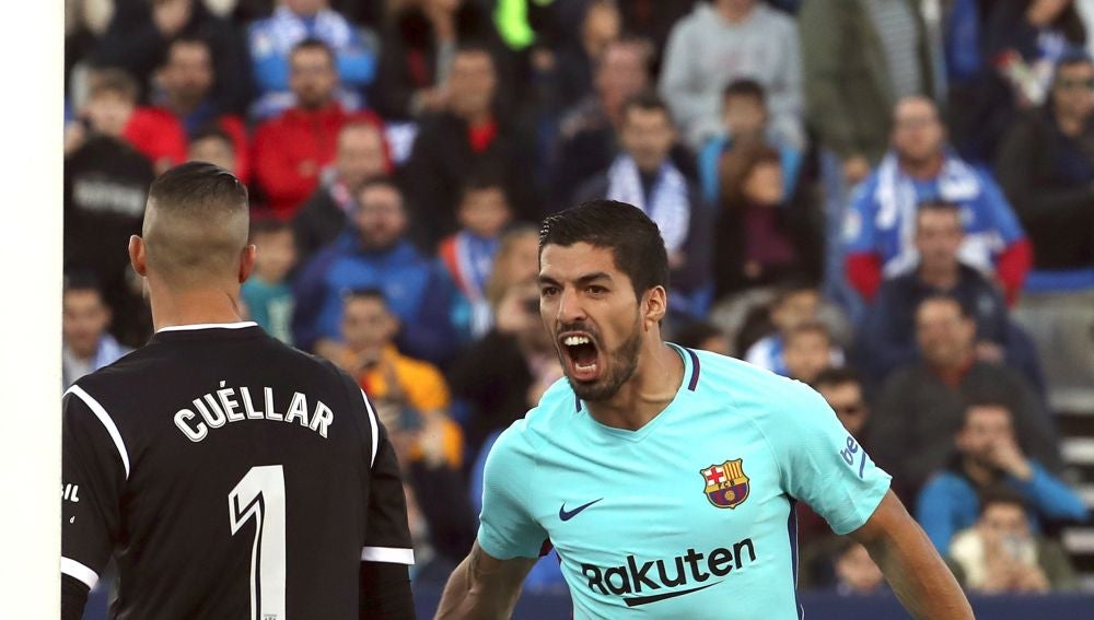 Luis Suárez celebra su segundo gol ante Pichu Cuellar