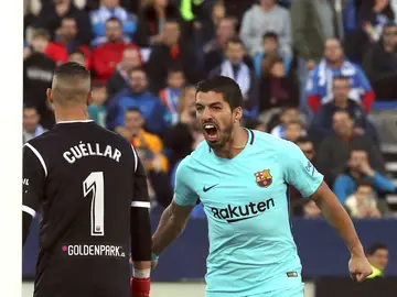 Luis Suárez celebra su segundo gol ante Pichu Cuellar Luis Suárez celebra su segundo gol ante Pichu Cuellar