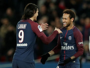 Cavani celebra un gol con Neymar