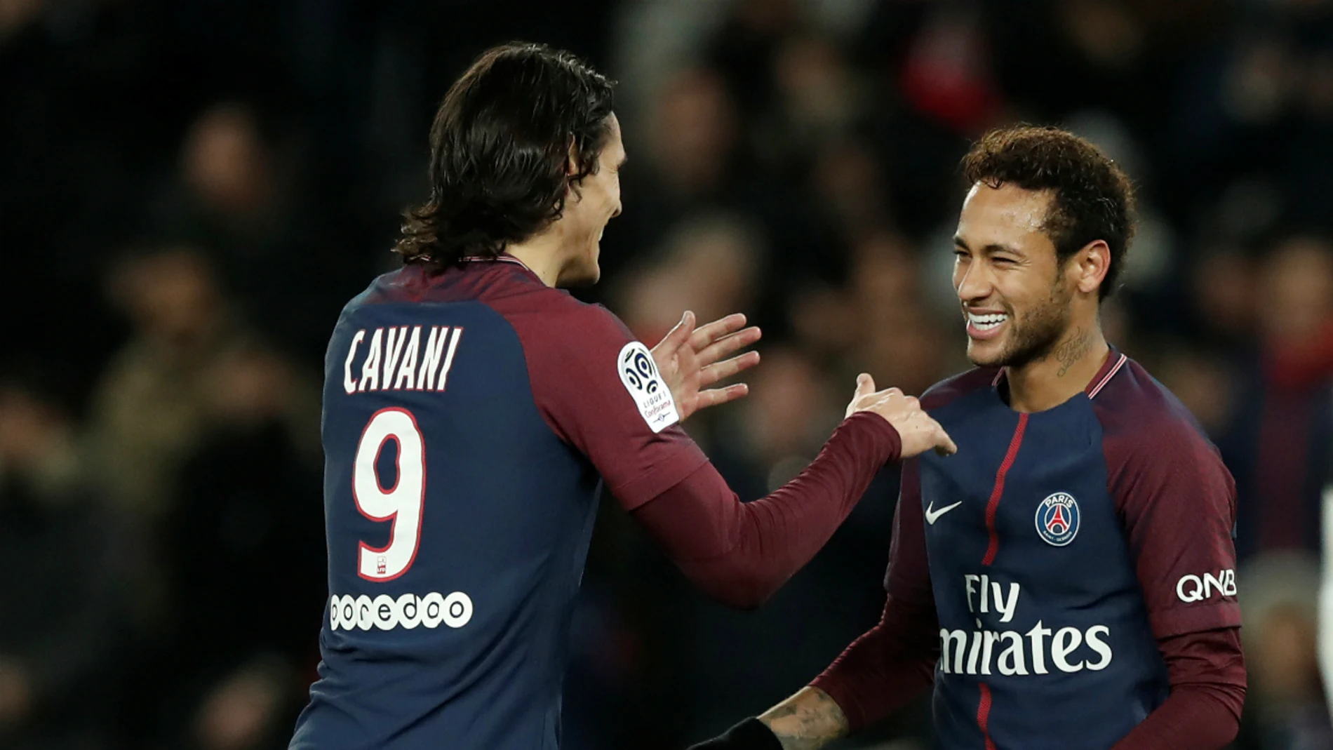 Cavani celebra un gol con Neymar Cavani celebra un gol con Neymar