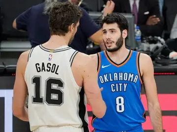 Pau Gasol saluda a Alex Abrines Pau Gasol saluda a Alex Abrines