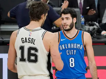 Pau Gasol saluda a Alex Abrines Pau Gasol saluda a Alex Abrines