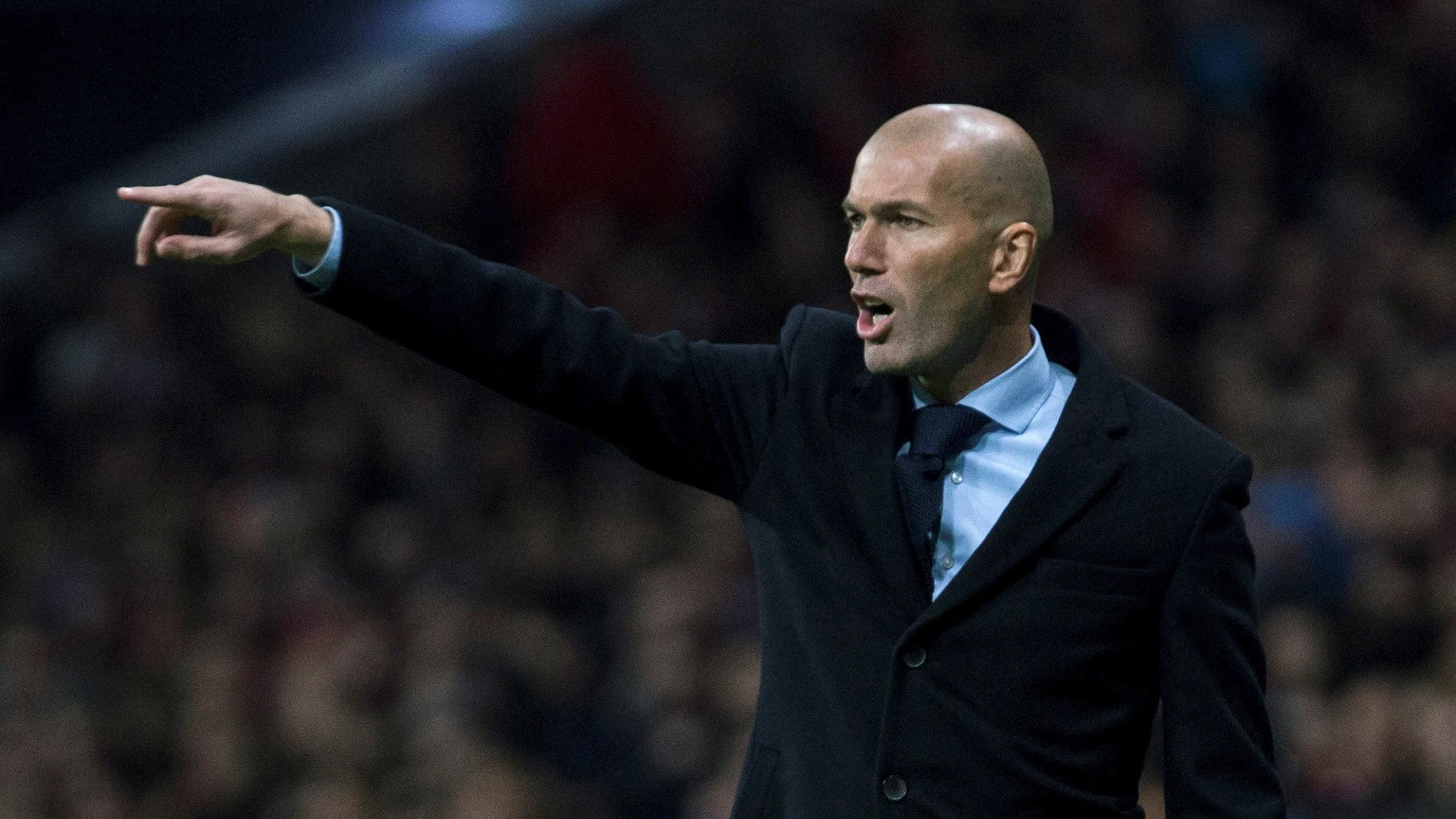 Zidane da instrucciones en la banda del Wanda Metropolitano Zidane da instrucciones en la banda del Wanda Metropolitano