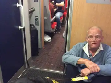El hombre viajó cerca de tres horas sentado en el suelo El hombre viajó cerca de tres horas sentado en el suelo