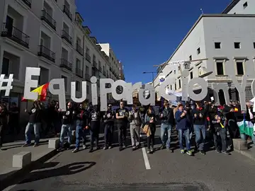 Policías y Guardia Civiles se manifiestan por la equiparación salarial Policías y Guardia Civiles se manifiestan por la equiparación salarial