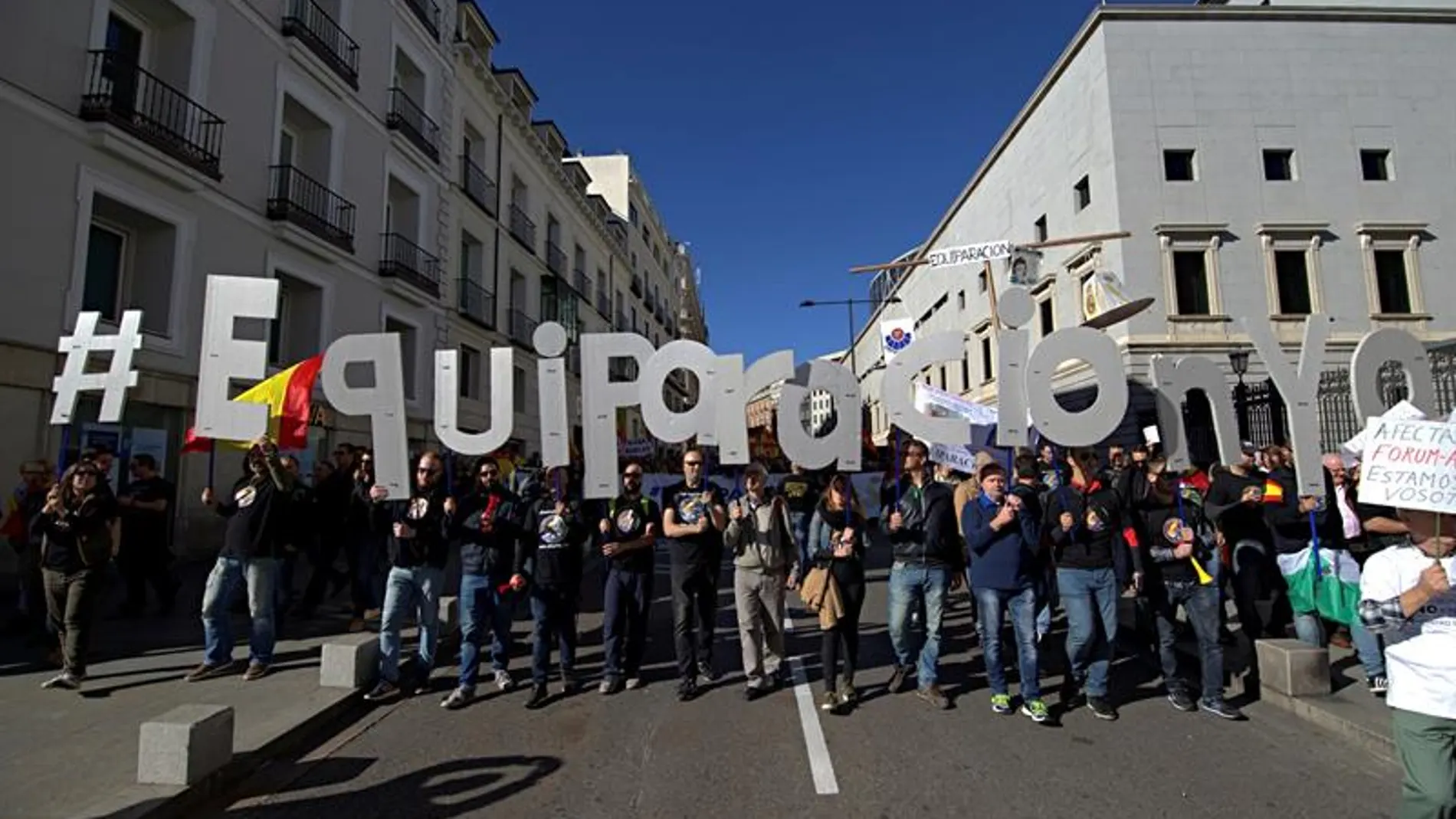 Policías y Guardia Civiles se manifiestan por la equiparación salarial Policías y Guardia Civiles se manifiestan por la equiparación salarial