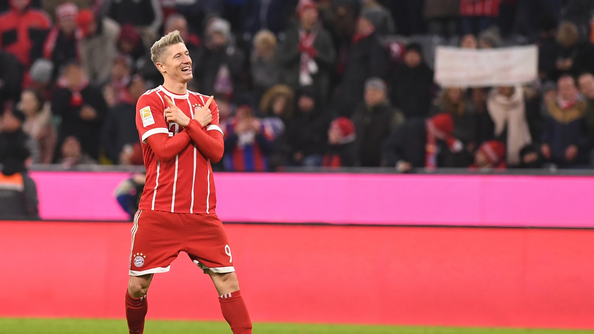 Lewandowski celebra un gol ante el Augsburgo Lewandowski celebra un gol ante el Augsburgo