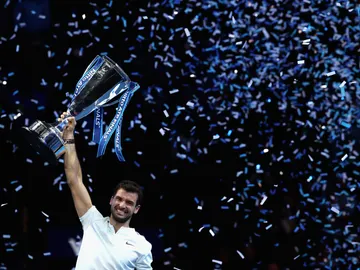 Dimitrov levanta la Copa de Maestros en Londres Dimitrov levanta la Copa de Maestros en Londres
