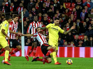San José puja con Roberto Soriano por un balón San José puja con Roberto Soriano por un balón