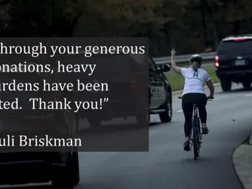 Una mujer hace un corte de mangas a Donald Trump Una mujer hace un corte de mangas a Donald Trump