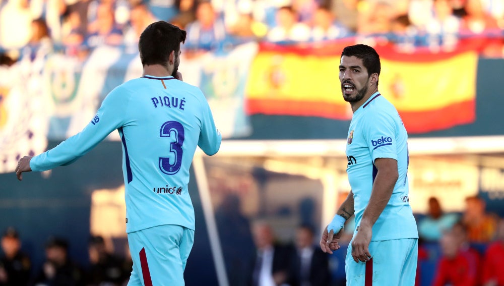 Gerard Piqué y Luis Suárez, en Butarque