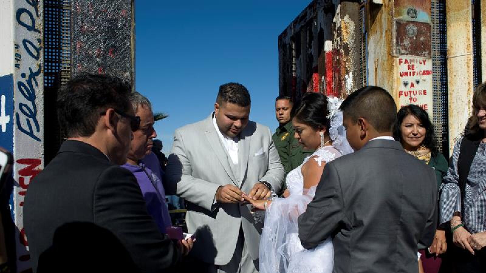 Una pareja se casa aprovechando la apertura del muro entre México y Estados Unidos