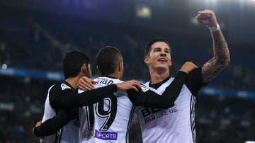 Santi Mina celebra un gol del Valencia
