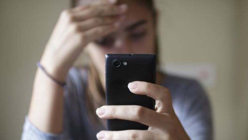 Una adolescente con su móvil