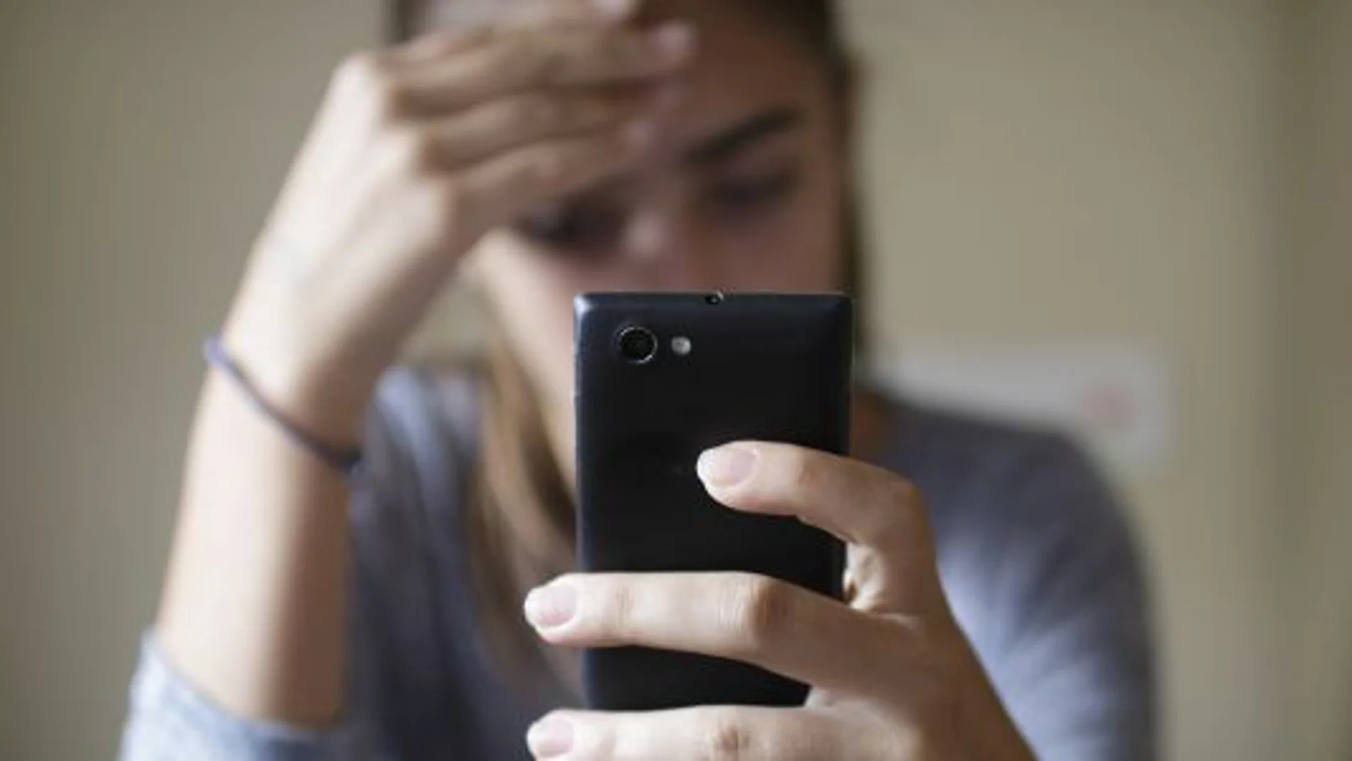 Una adolescente con su móvil Una adolescente con su móvil