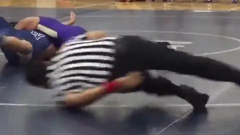 El impresionante movimiento 'antigravedad' de un árbitro de lucha que se ha vuelto viral El impresionante movimiento 'antigravedad' de un árbitro de lucha que se ha vuelto viral