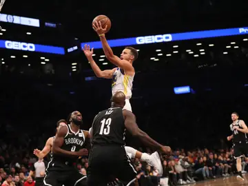 Curry entra a canasta ante la defensa de los Nets Curry entra a canasta ante la defensa de los Nets