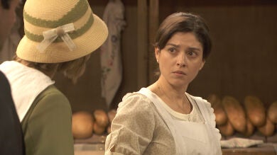 Candela recibe un paquete de Venancia 