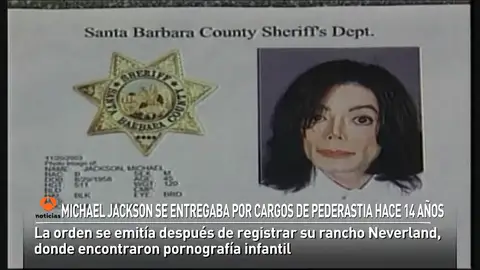 Michael Jackson se entregaba por cargos de pederastia hace 14 años Michael Jackson se entregaba por cargos de pederastia hace 14 años
