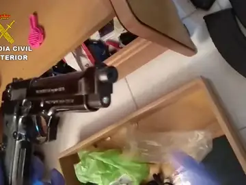 La Guardia Civil interviene dos Kalashnikov AK 47 y detiene a su propietario La Guardia Civil interviene dos Kalashnikov AK 47 y detiene a su propietario