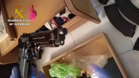 La Guardia Civil interviene dos Kalashnikov AK 47 y detiene a su propietario La Guardia Civil interviene dos Kalashnikov AK 47 y detiene a su propietario