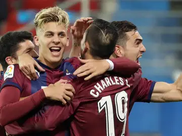 Los jugadores del Eibar celebra uno de los goles en Ipurua Los jugadores del Eibar celebra uno de los goles en Ipurua