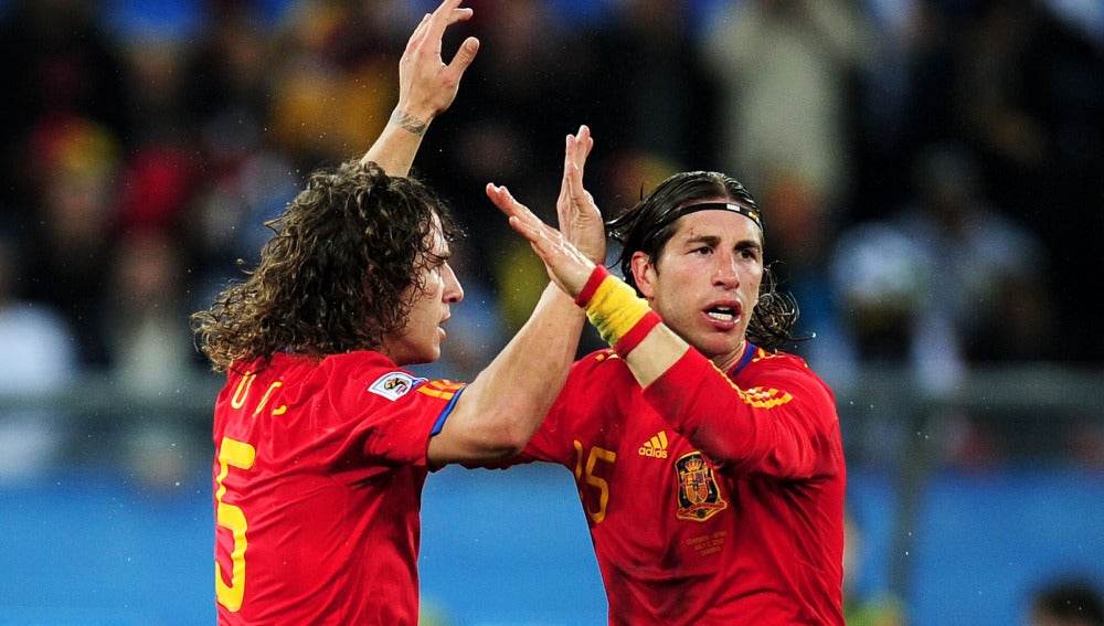 Puyol y Sergio Ramos se animan durante un partido con la Selección