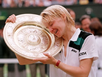 Jana Novotna, con el trofeo de campeona de Wimbledon en 1998