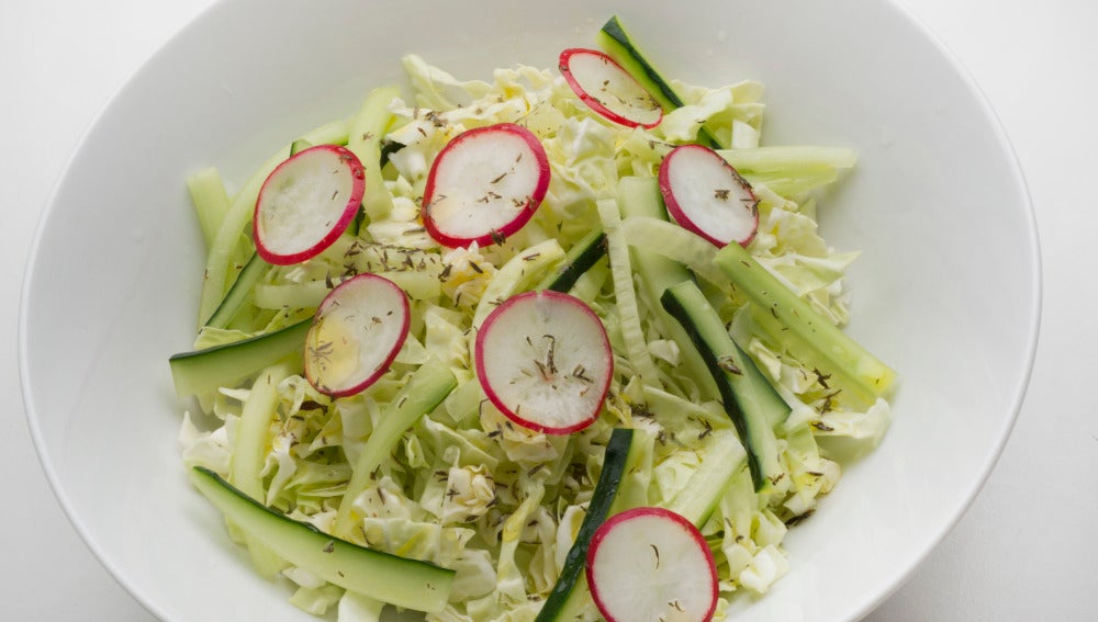 Ensalada de col, pepino y rabanito