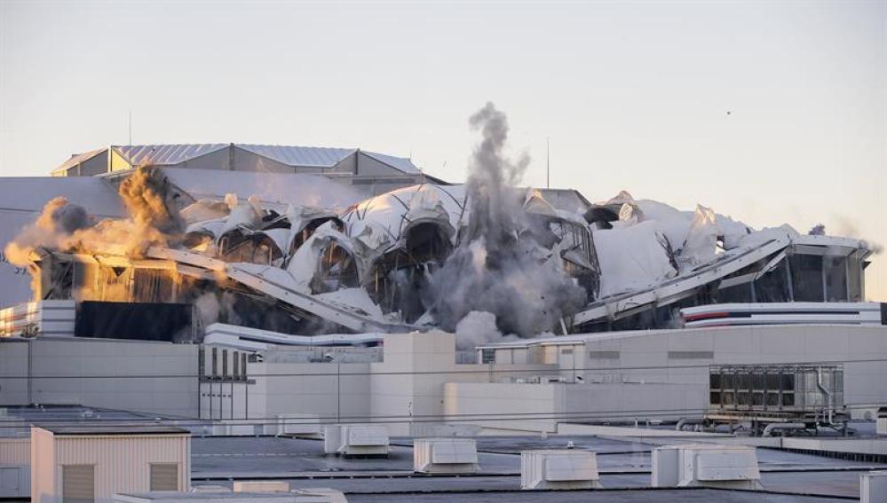 El estadio Georgia Dome implosiona en Atlanta