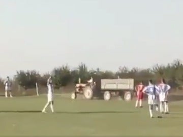 Un tractor se mete en un partido de aficionados