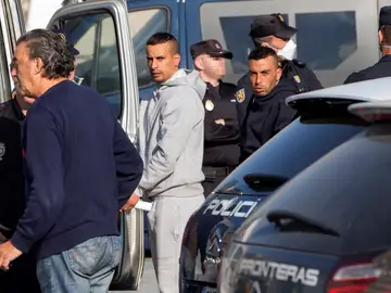 Varios inmigrantes suben en una furgoneta de la policía nacional Varios inmigrantes suben en una furgoneta de la policía nacional
