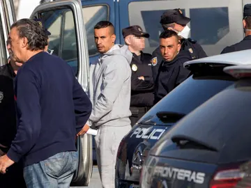 Varios inmigrantes suben en una furgoneta de la policía nacional Varios inmigrantes suben en una furgoneta de la policía nacional