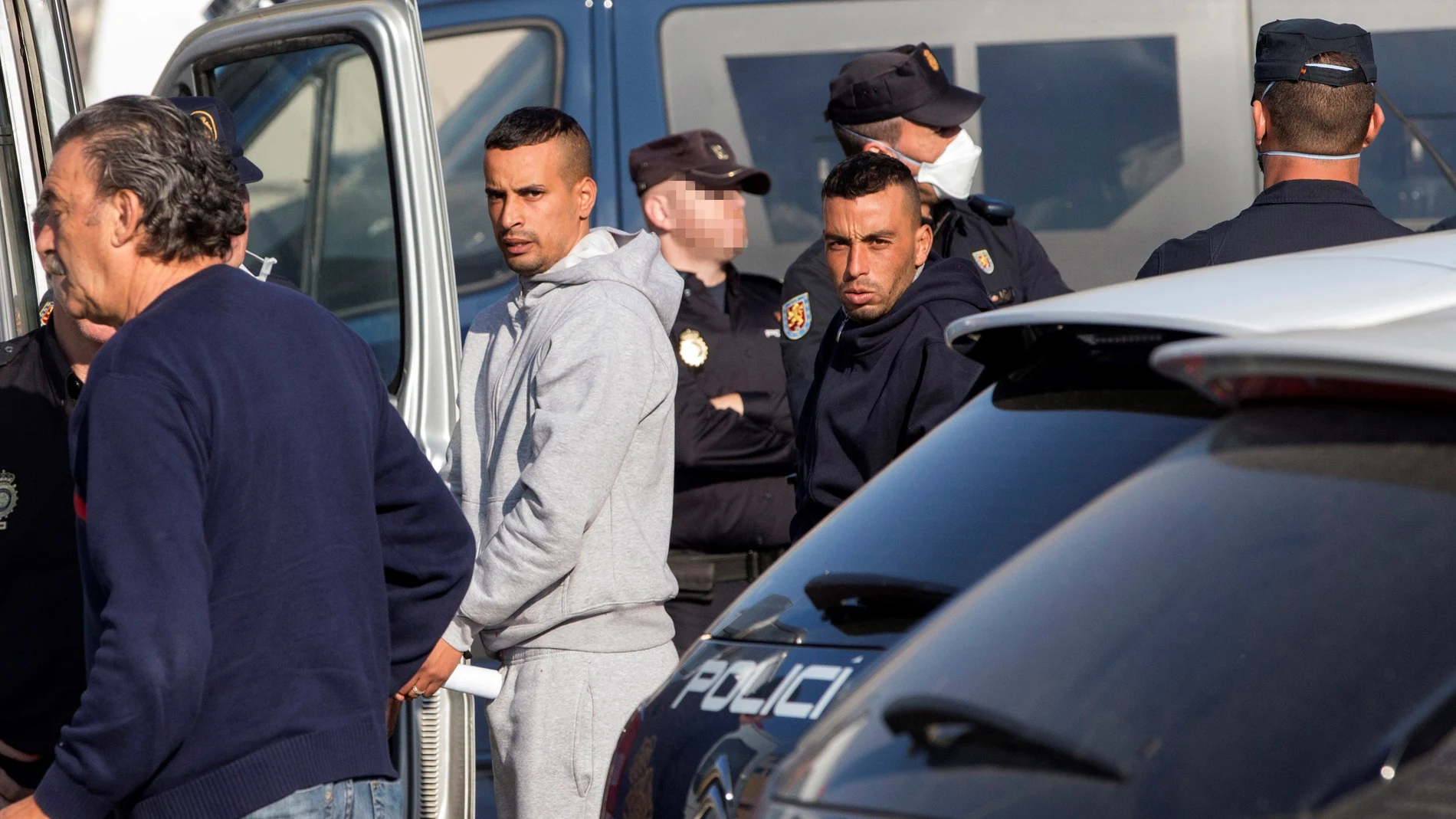 Varios inmigrantes suben en una furgoneta de la policía nacional Varios inmigrantes suben en una furgoneta de la policía nacional