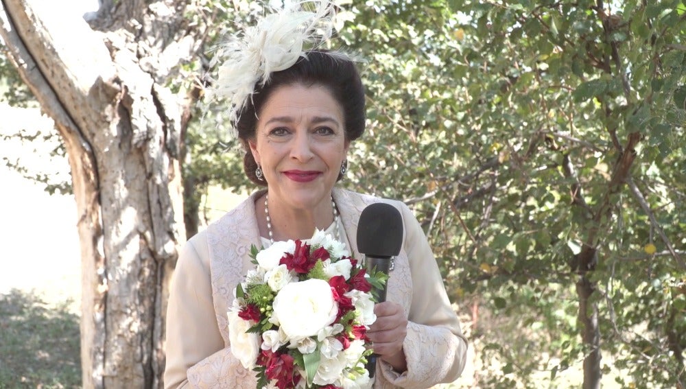 Felicita a Francisca y Raimundo por su boda y consigue el ramo de novia