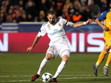 Karim Benzema se prepara disparar ante el APOEL Karim Benzema se prepara disparar ante el APOEL