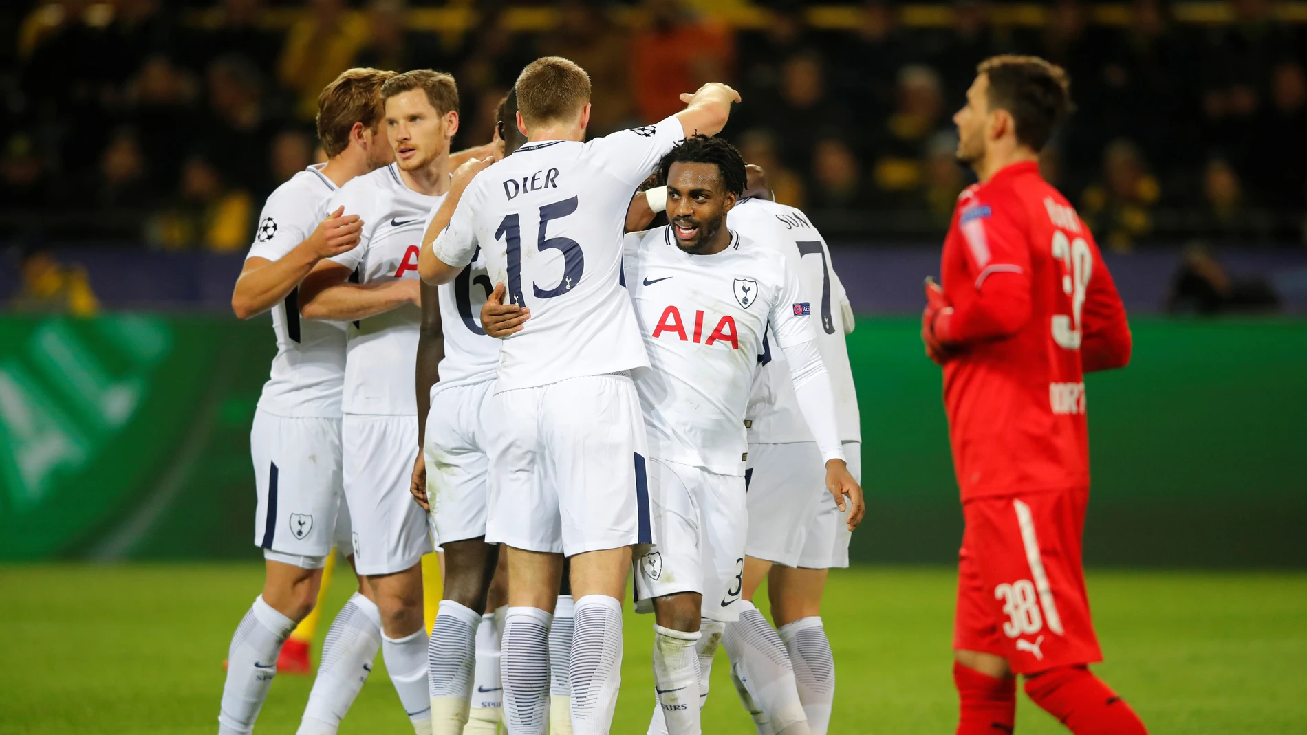 Los jugadores del Tottenham celebran un gol ante el Borussia Dortmund